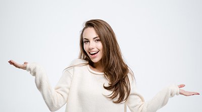 mujer morena pelo largo con fondo blanco